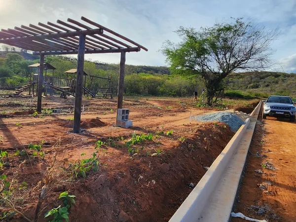 Anfiteatro e canal de drenagem em concreto já executados no Jardim Moaz