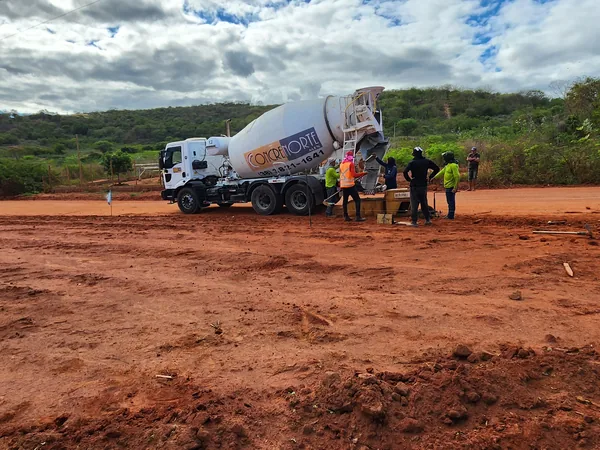 Caminhão betoneira concretando a infraestrutura no canteiro de obras