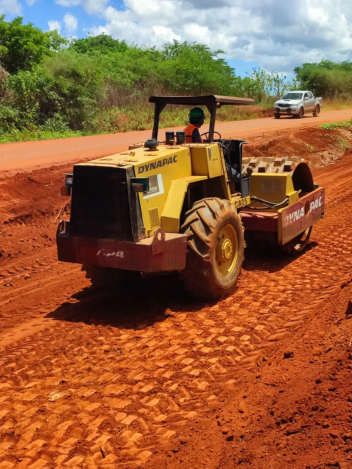 Terraplenagem e preparação das vias no loteamento